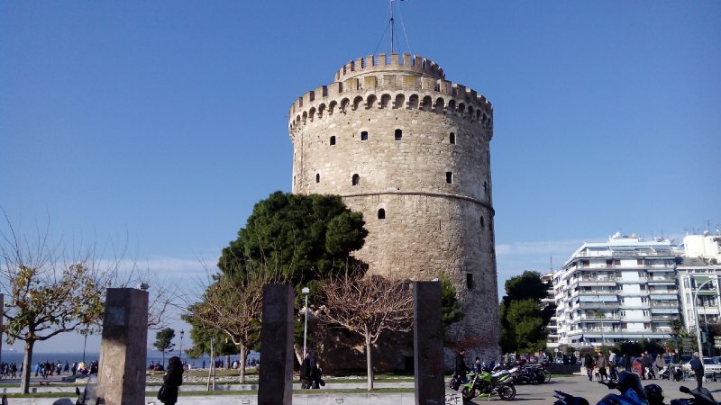 Κορωνοϊός: Γεμάτη κόσμο η παραλία στη Θεσσαλονίκη παρά τα αυστηρά μέτρα