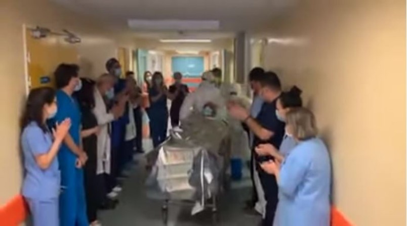 Κορωνοϊός: Εν μέσω χειροκροτημάτων βγήκε ο πρώτος ασθενής από την ΜΕΘ στη Λάρισα [βίντεο]