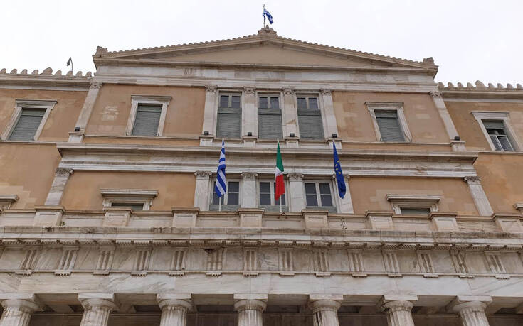 Η ιταλική σημαία κυματίζει από σήμερα στην πρόσοψη της Βουλής των Ελλήνων