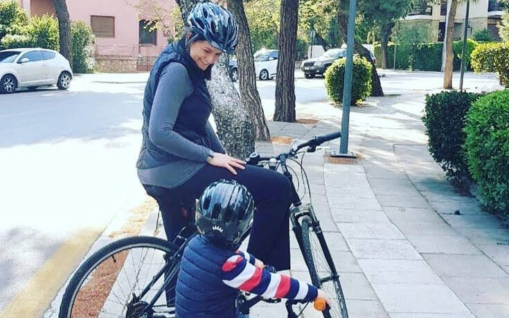 Ποδηλατάδα με το γιο της έκανε η υπουργός Παιδείας Νίκη Κεραμέως