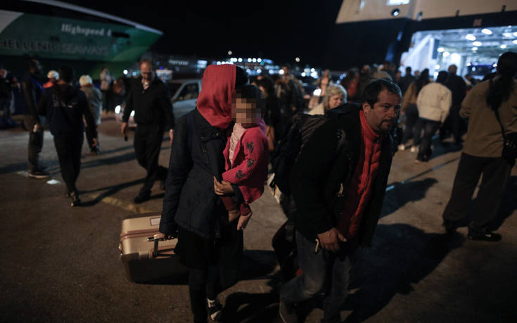 Στο λιμάνι του Πειραιά μεταφέρονται 163 μετανάστες και πρόσφυγες από τη Μυτιλήνη