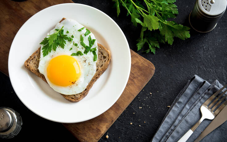 Τι κερδίζεις αν φτιάξεις τηγανητά αυγά στον… φούρνο μικροκυμάτων
