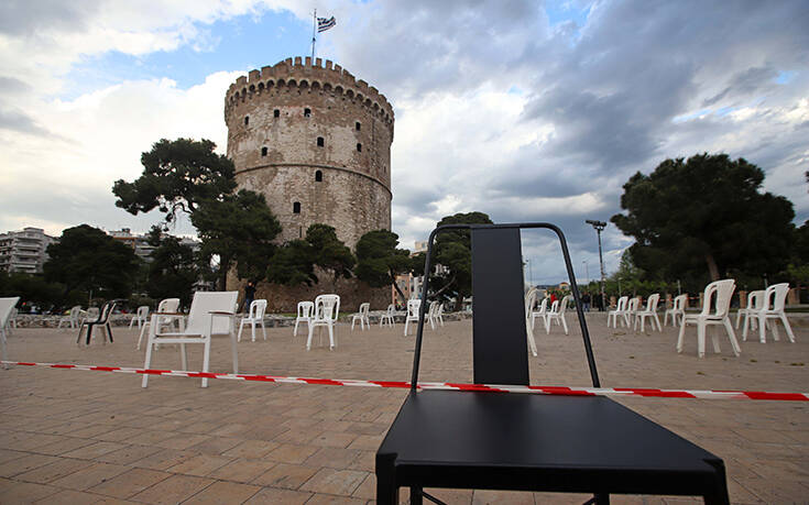 Θεσσαλονίκη: Έστρωσαν το τραπέζι για… τους πολιτικούς αρχηγούς μπροστά στον Λευκό Πύργο