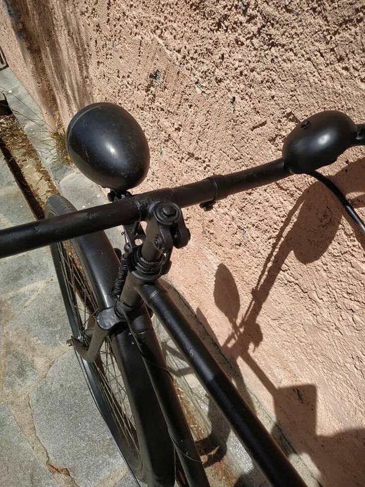 Εντόπισε ένα σπάνιο ποδήλατο της Βέρμαχτ σ’ ένα βουνό από σκραπ και το «ανέστησε»