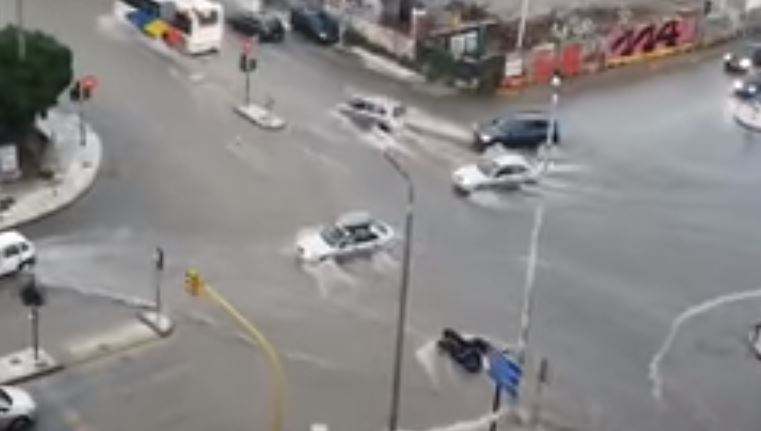 Συνέβη στο κέντρο της Θεσσαλονίκης: Χείμαρρος παρέσυρε οδηγό μηχανής ενώ έστριβε (βίντεο)