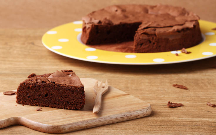 Σοκολατένιο κέικ με δύο μόνο υλικά