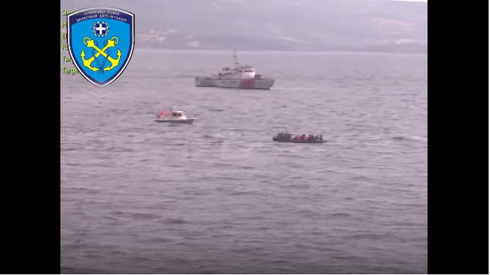 Τουρκικές ακταιωροί συνοδεύουν βάρκα με μετανάστες στα ελληνικά χωρικά ύδατα [βίντεο]