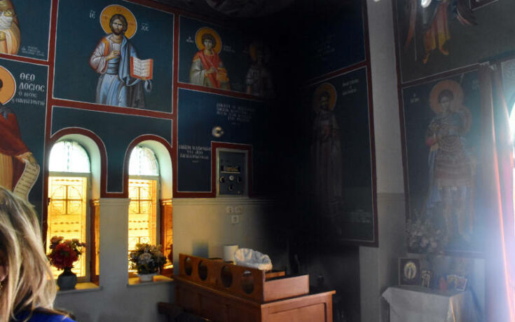 Ναύπλιο: Ιερέας άφησε την Θεία Λειτουργία για να σβήσει μικρή φωτιά στο εσωτερικό του ναού