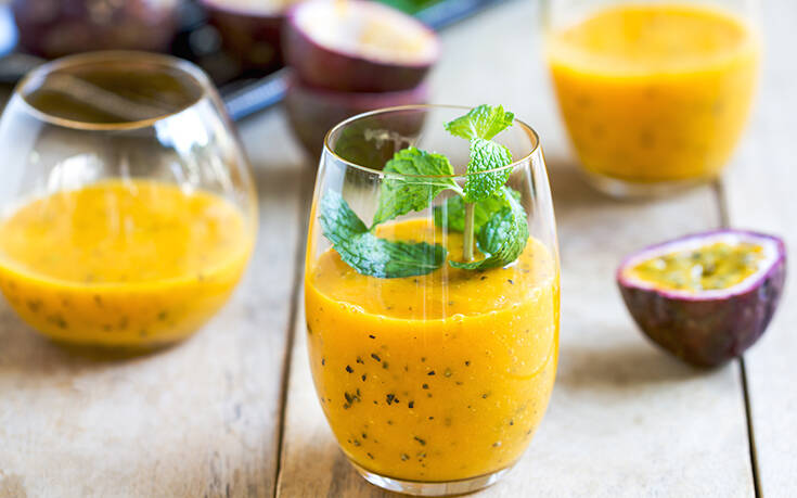 Φτιάξτε το πιο εξωτικό smoothie με μάνγκο και φρούτα του πάθους