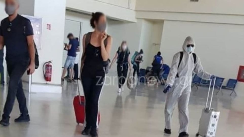 Κoρoνoϊoς: «Ετοιμοπόλεμος» τουρίστας έφτασε στα Χανιά με μάσκα και ολόσωμη φόρμα