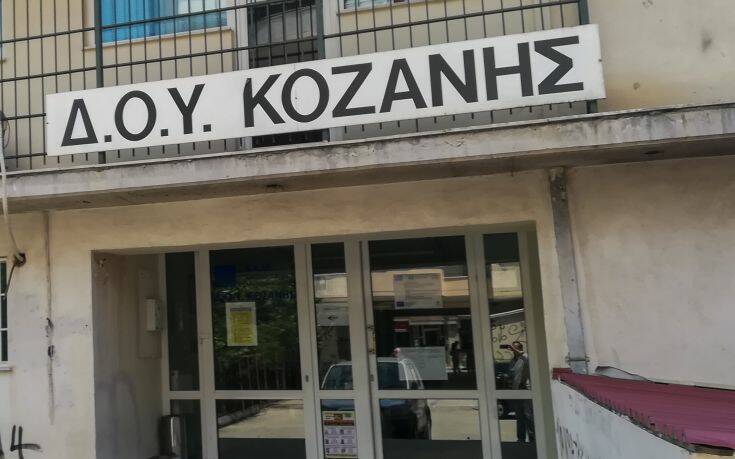 Μετά την επίθεση με τσεκούρι στη ΔΟΥ Κοζάνης ανοίγει η συζήτηση για τα μέτρα φύλαξης των δημόσιων υπηρεσιών