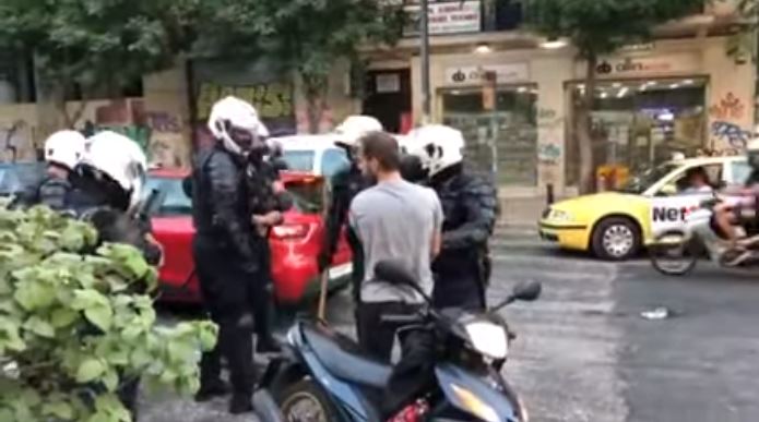 Χαμός με βίντεο από σύλληψη διαδηλωτή που δείχνει αστυνομικούς να βάζουν μολότοφ σε τσάντα [βίντεο]