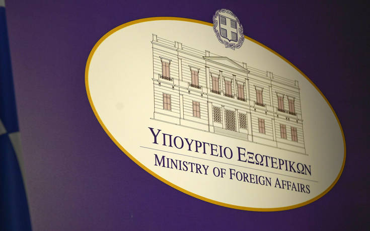 Το ελληνικό ΥΠΕΞ καταδικάζει τα όσα έγιναν έξω από το τουρκικό προξενείο στη Θεσσαλονίκη