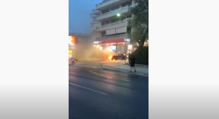 Πανικός στη Γλυφάδα: Αυτοκίνητο που είχε πάρει φωτιά μπήκε σε βενζινάδικο (βίντεο)