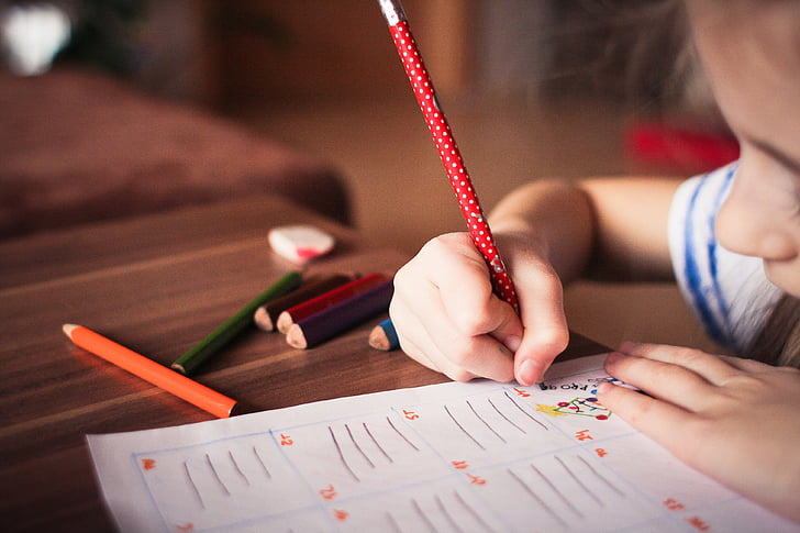 Έρευνα: Το γράψιμο με το χέρι, και όχι με το πληκτρολόγιο, κάνει τα παιδιά εξυπνότερα