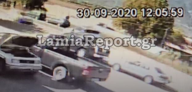 Βίντεο ντοκουμέντο: Η στιγμή που οδηγός κάνει αναστροφή σε κεντρικό δρόμο της Λαμίας και συγκρούεται με διερχόμενο αυτοκίνητο