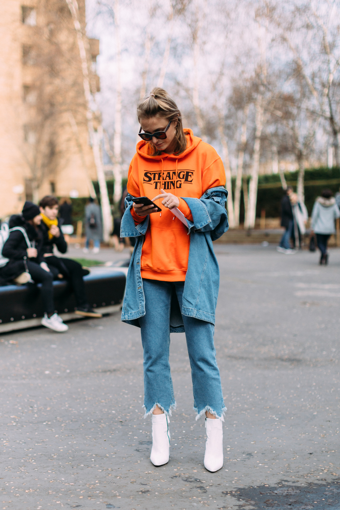 Τo styling tip για να φοράς φέτος το jean μπουφάν σου είναι πολύ πιο απλό από όσο φαντάζεσαι