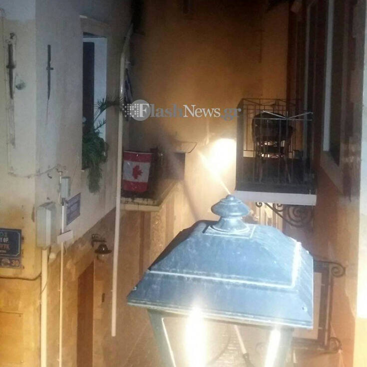 Εικόνες από φωτιά σε σπίτι στην παλιά πόλη των Χανίων: Υπάρχουν ενδείξεις για εμπρησμό