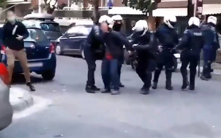 Βίντεο με βίαιη σύλληψη φοιτητή έξω από το σπίτι του στα Σεπόλια: Αστυνομικοί έσπρωχναν τους γονείς του – Στο νοσοκομείο ο πατέρας του