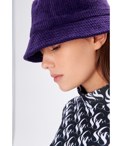Το καπέλο της Emily Ratajkowski είναι key-item για τις χειμερινές μας εμφανίσεις