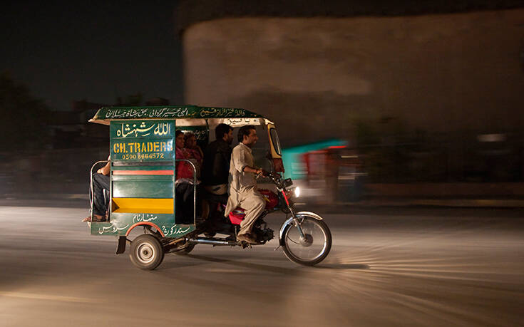Σοκαριστικό δυστύχημα στο Πακιστάν: 22 καλεσμένοι σε γάμο σκοτώθηκαν με τρίκυκλο αμαξίδιο