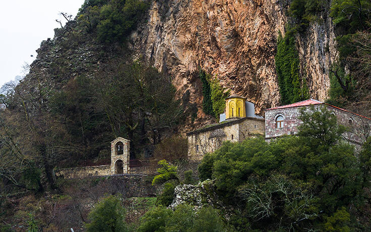 Το μοναστήρι της Παναγιάς που είναι κρυμμένο στη σπηλιά ενός απόκρημνου βράχου