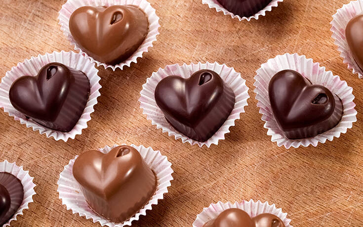 Σοκολατάκια σε σχήμα καρδιάς με δύο μόνο υλικά