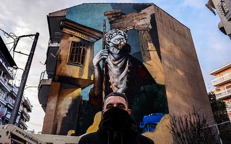 Το εντυπωσιακό γκράφιτι για τον κορονοϊό σε πολυκατοικία της Δράμας