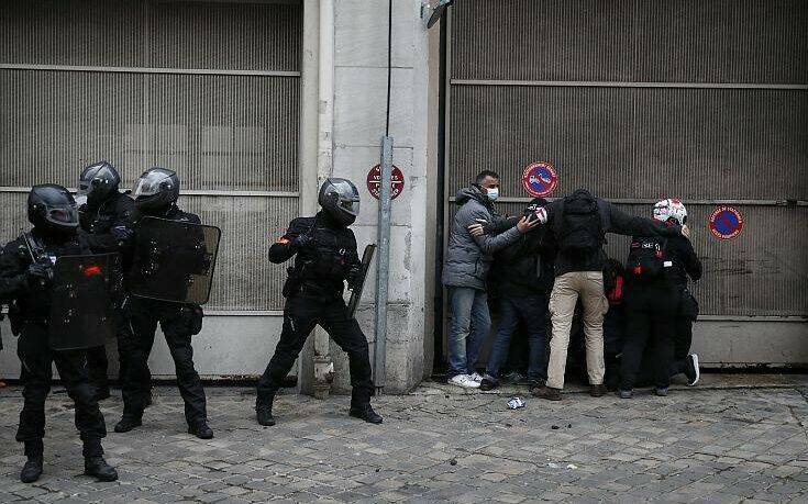Γαλλία: Ο υπουργός Εσωτερικών καταγγέλλει τους χούλιγκαν που «καταστρέφουν τη Δημοκρατία»