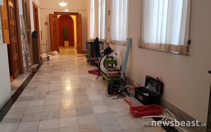 Η Βουλή λάμπει ξανά: Ειδικά συνεργεία καθαρισμού κάνουν τους τοίχους να αστράφτουν