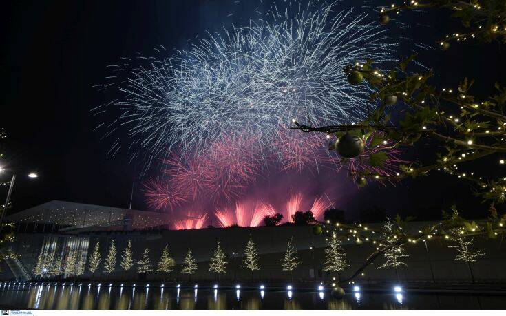 Αθήνα και Θεσσαλονίκη γιόρτασαν με εντυπωσιακά πυροτεχνήματα τον ερχομό του 2021
