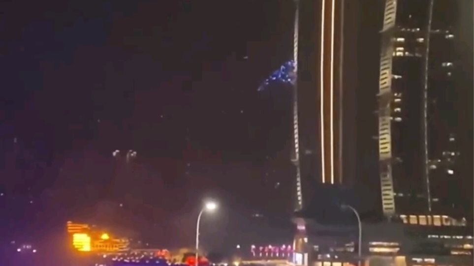 Βίντεο: Εκατοντάδες drones έπεσαν πάνω σε ουρανοξύστη στη νότια Κίνα
