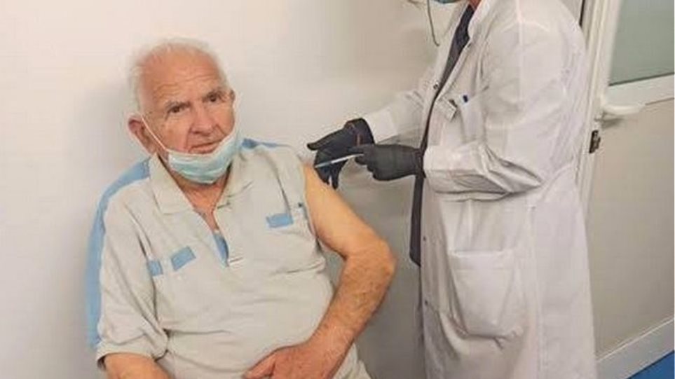 Ρόδος: Εμβολιάστηκε ο τελευταίος επιζών Δωδεκανήσιος Ιερολοχίτης, Γιώργος Λιναρδής