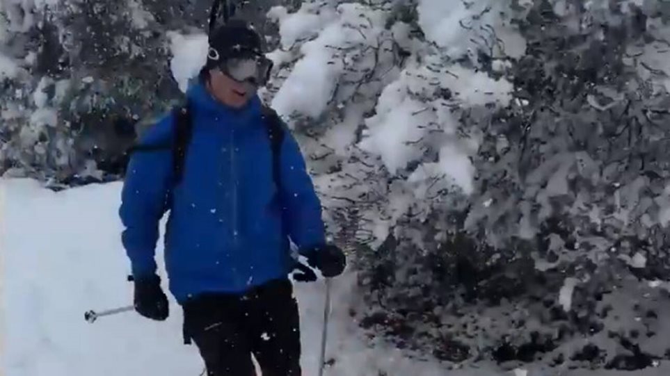 Καιρός – Κακοκαιρία Μήδεια: Σκι στη χιονισμένη Αθήνα κάνει ο Νορβηγός πρέσβης στην Ελλάδα