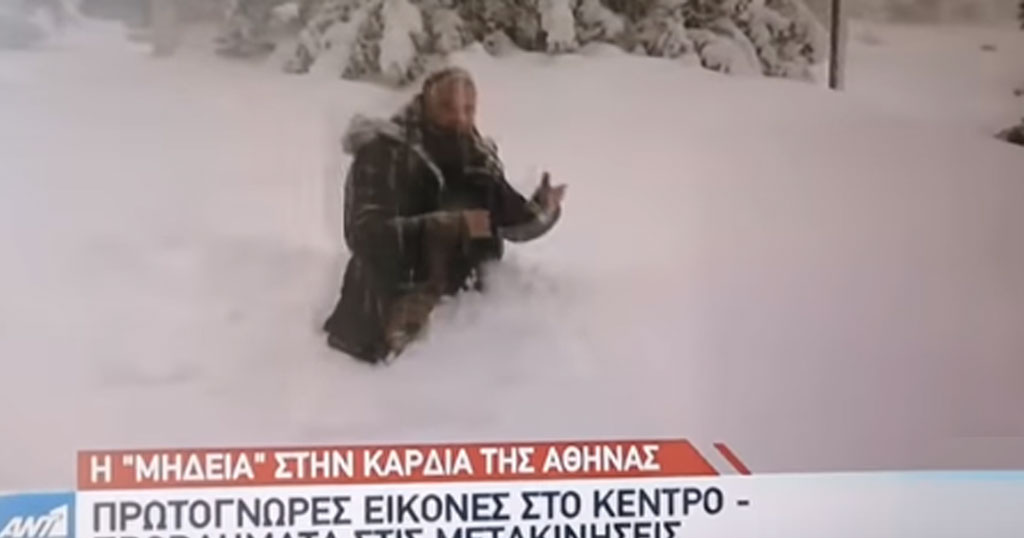 Ρεπόρτερ του ANT1 περπατάει στα γόνατα για να δείξει το ύψος του χιονιού