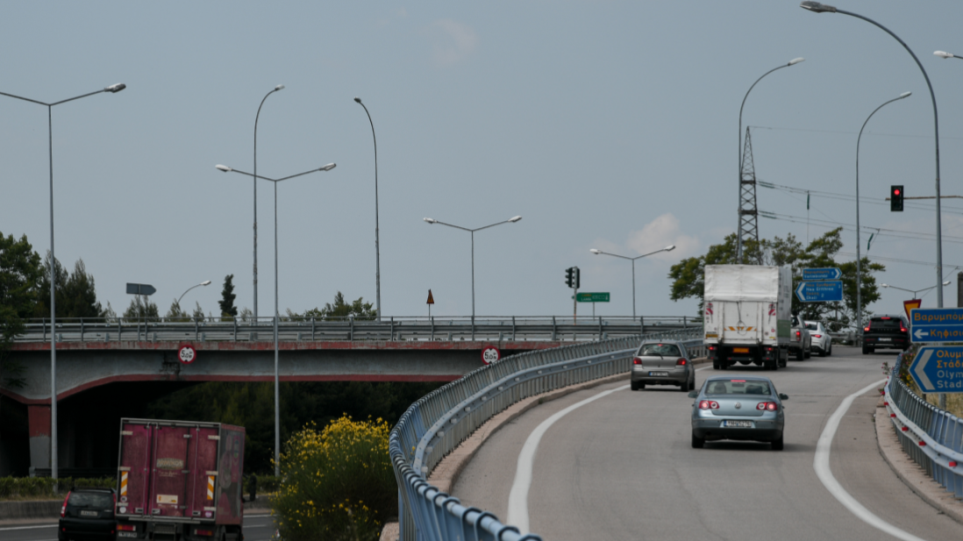 Κίνηση στην Εθνική Οδό, λόγω τροχαίου  – Ουρά  χιλιομέτρων πριν την έξοδο της Βαρυμπόμπης