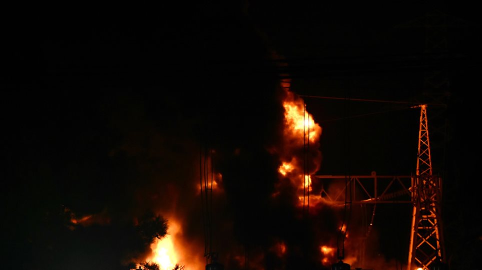Μεικτό κλιμάκιο αστυνομίας και πυροσβεστικής διερευνά τα αίτια της πυρκαγιάς στον υποσταθμό του ΑΔΜΗΕ στον Ασπρόπυργο