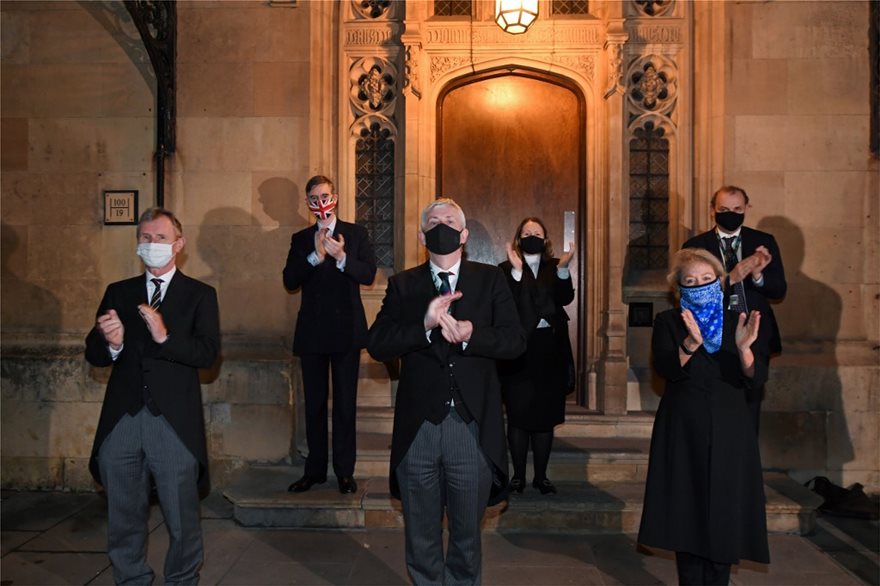 Συγκίνηση για τον Σερ Τομ Μουρ: Χιλιάδες Βρετανοί χειροκρότησαν τον «ήρωα της πανδημίας»
