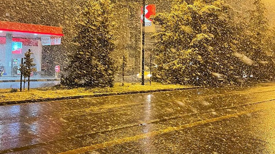 Κακοκαιρία «Μήδεια»: Δύσκολη νύχτα με ισχυρές χιονοπτώσεις – Χιόνια σε όλη τη Αθήνα