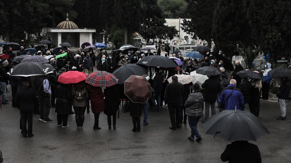 Αντώνης Καλογιάννης: Στο νεκροταφείο Καισαριανής το «τελευταίο αντίο» (φωτό)
