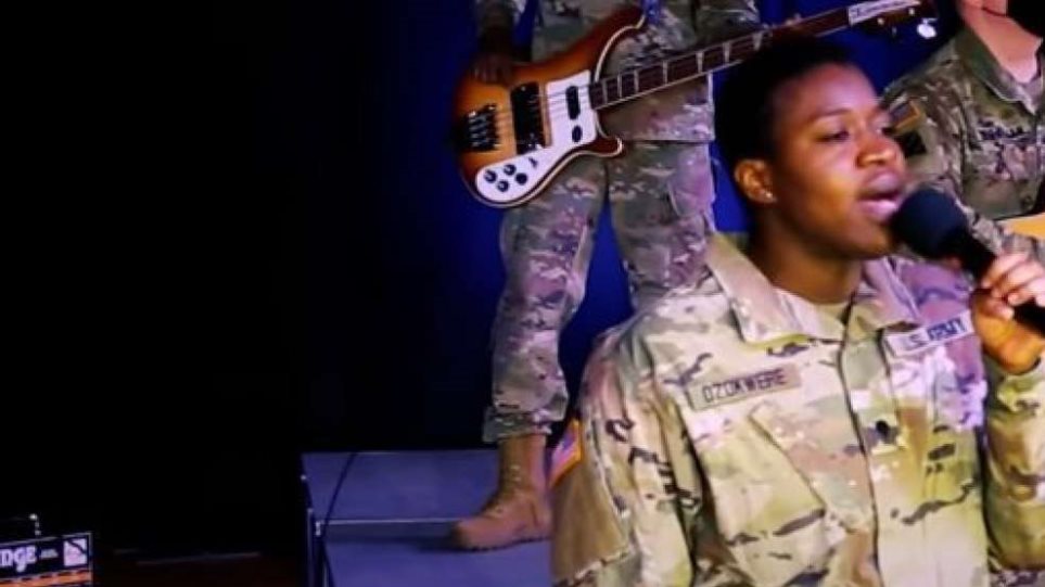 Η μπάντα του αμερικανικού στρατού τραγουδά τον Χορό του Ζαλόγγου