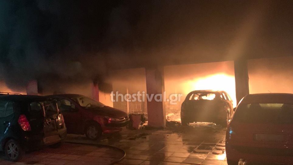 Φωτιά σε πυλωτή οικοδομής στην Καλαμαριά – Κάηκαν τρία αυτοκίνητα και πέντε μοτοσικλέτες