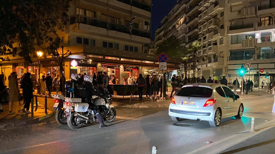 Θεσσαλονίκη: Συλλήψεις και πρόστιμα για «κορωνοπάρτι» – Χαμός έξω από μπαρ παρά τα μέτρα