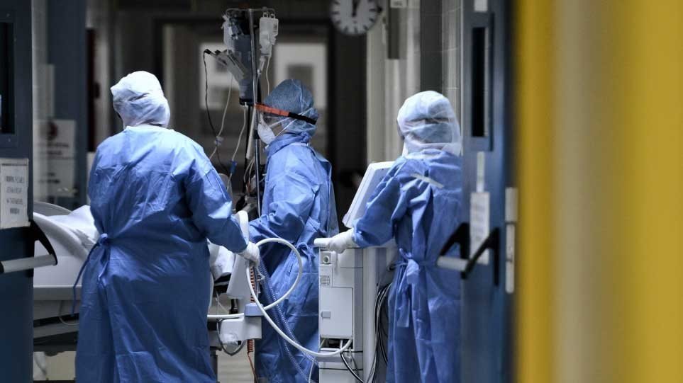 Κορωνοϊός: Έσπασε το «φράγμα» των 5.000 νοσηλευόμενων σε νοσοκομεία