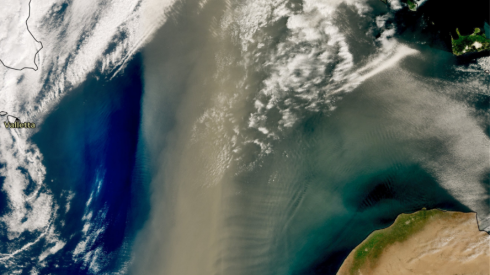 Καιρός: Σύννεφο σκόνης 800 χιλιομέτρων από την Αφρική καλύπτει Ελλάδα και Βαλκάνια –  Δείτε την εικόνα