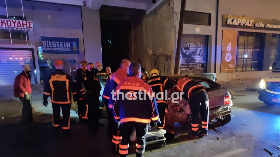 Θεσσαλονίκη: Αυτοκίνητο «καρφώθηκε» σε κολόνα – Φωτογραφίες