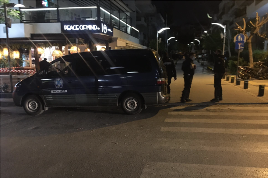 Κορωνοπάρτι: Η αστυνομία απέκλεισε την πλατεία Υμηττού – Φωτογραφίες
