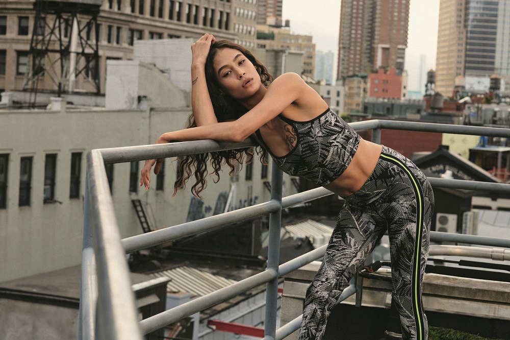 City Girl: Η νέα συλλογή DKNY είναι ένα κομψό οδοιπορικό στο σύγχρονο sporty-chic στυλ