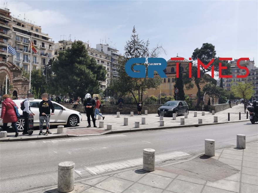 Θεσσαλονίκη: Οδηγός «έκλεισε» ράμπες ΑμεΑ – Του πήραν τις πινακίδες και το δίπλωμα