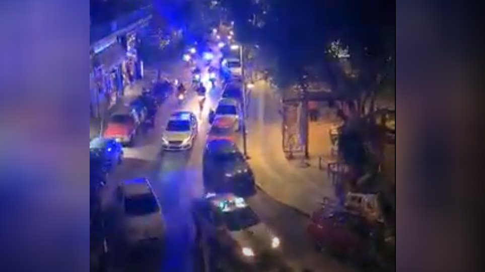 Δείτε βίντεο: «Έφοδος της ΕΛ.ΑΣ» στην Πλατεία Βαρνάβα για την αποτροπή νέων κορωνοπάρτι